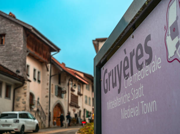 mittelalterliches schweizer dorf gruyères im kanton freiburg. - gruyeres stock-fotos und bilder