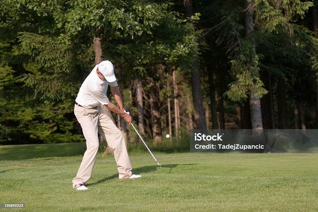 Golfista cincelar el green - Foto de stock de Golf libre de derechos