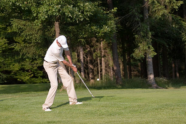 Golfista chipping para o verde - fotografia de stock