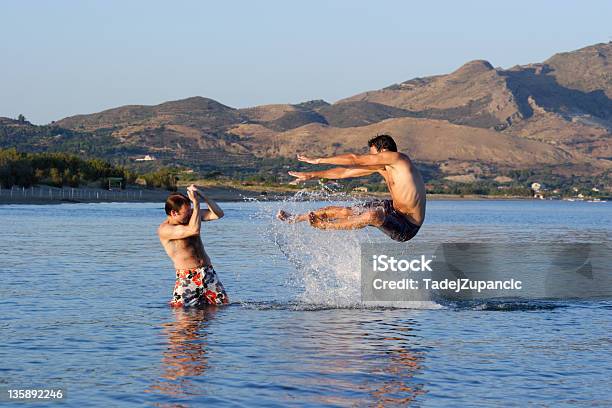 Walka Na Wodę - zdjęcia stockowe i więcej obrazów Dwie osoby - Dwie osoby, Morze, Mężczyźni