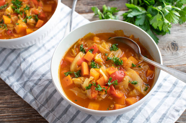 sopa de verduras con col - sopa de verduras fotografías e imágenes de stock