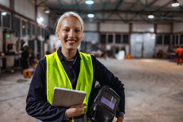 portrait d’une femme spécialiste industrielle souriante et prospère - aciériste photos et images de collection