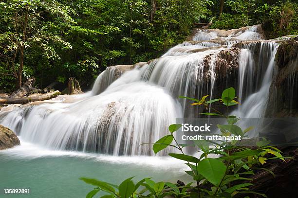 Cascada Foto de stock y más banco de imágenes de Agua - Agua, Aire libre, Asia