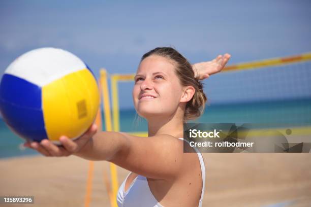 Vôlei - Fotografias de stock e mais imagens de Voleibol de Praia - Voleibol de Praia, Adulto, Alto - Descrição Física