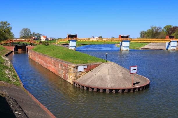 vía fluvial del río odra en kedzierzyn-kozle - odra river fotografías e imágenes de stock