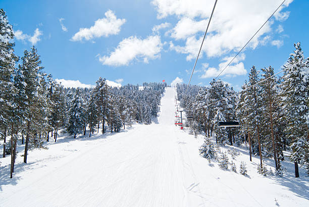 vista su nero sci-route in sarikamis. la turchia - ski lift nobody outdoors horizontal foto e immagini stock