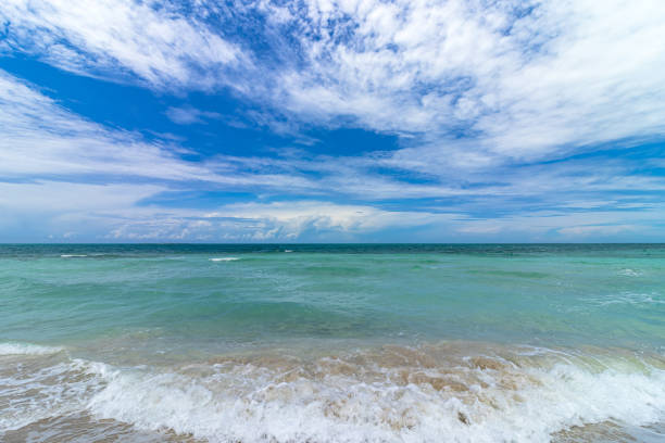 belle sfumature dell'oceano atlantico a mezzogiorno - cirrostratus foto e immagini stock