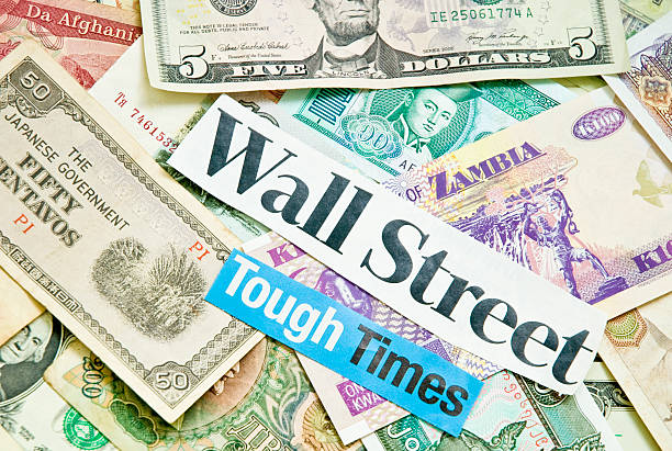 crisis de wall street - bankruptcy foreclosure foreclose newspaper fotografías e imágenes de stock