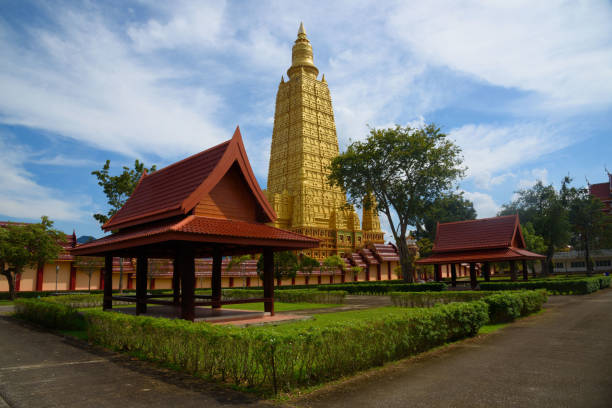 пагода в ват маха тхат вачирамонгколь - wat maha that стоковые фото и изображения