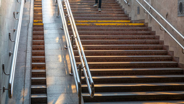 지하도의 계단. 자유를 위한 계단. 계단에 태양의 광선. 새로운 삶의 개념. - focus on shadow staircase industry shadow 뉴스 사진 이미지