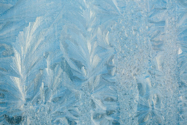 сказочные ледяные украшения на морозном окне в синей цветовой гамме - snow maiden стоковые фото и изображения