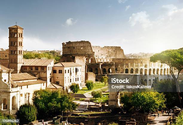 Colosseo Di Roma Italia - Fotografie stock e altre immagini di Albero - Albero, Ambientazione esterna, Anfiteatro