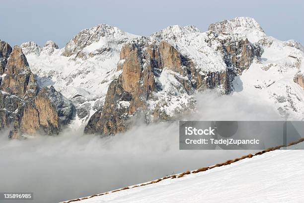 Над Туман — стоковые фотографии и другие картинки Без людей - Без людей, Гора, Горизонтальный