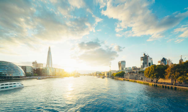 ロンドンのスカイライン(イギリス、タワーブリッジ) - london england sunlight morning tower bridge ストックフォトと画像