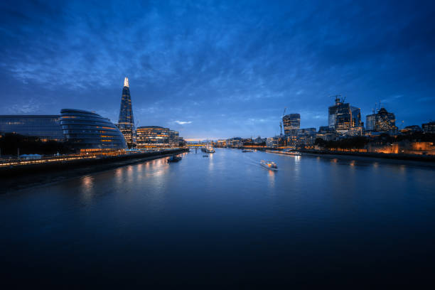 ロンドンのスカイライン(イギリス、タワーブリッジ) - london england sunlight morning tower bridge ストックフォトと画像