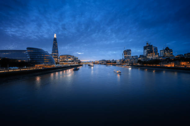 영국 타워 브리지에서 출발하는 런던 스카이라인 - london england sunlight morning tower bridge 뉴스 사진 이미지