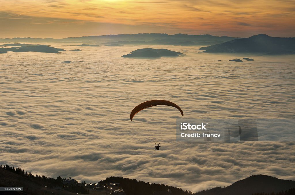 Paraglider en la puesta de sol - Foto de stock de Salto BASE libre de derechos