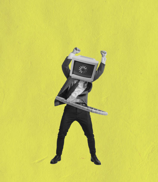 collage d’art contemporain d’un homme en costume avec une tête d’ordinateur rétro tordant une enveloppe isolée sur fond jaune - montage photos et images de collection