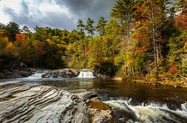 어퍼 린빌 폭포 - north carolina mountain river autumn 뉴스 사진 이미지