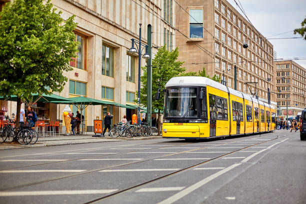 moderno tram giallo della città a una fermata del trasporto pubblico - central berlin foto e immagini stock