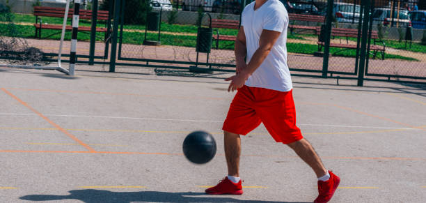 deux joueurs de basket-ball de rue jouant un sur un lot d’action rapprochée et gardant le ballon. - building block photos et images de collection