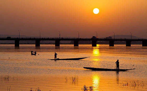 니제르 강 아침입니다-말리 바마코, 서부 아프리카 - niger river 뉴스 사진 이미지