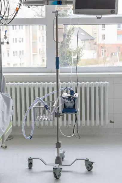 Photo of High-flow oxygen device in ICU in hospital.
