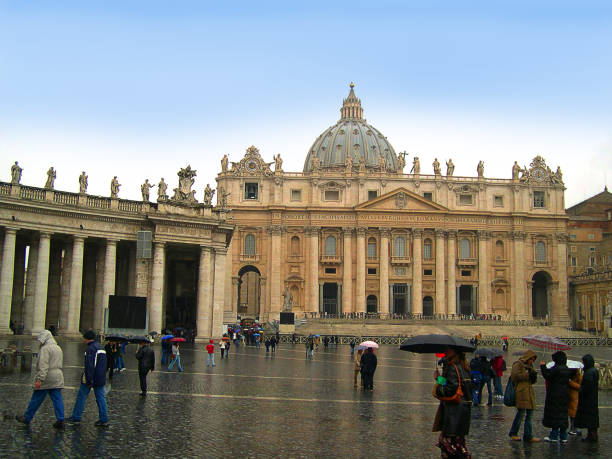 plac św. piotra i bazylika w rzymie włochy ze wspaniałymi fontannami jest zawsze zajęta - statue architecture st peters basilica vatican zdjęcia i obrazy z banku zdjęć