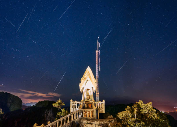 pioggia di meteoriti geminidi - sciame meteorico geminidi immagine foto e immagini stock