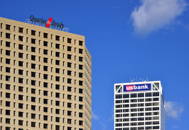 411 east wisconsin center with quarles & brady sign and u.s. bank center, milwaukee financial district, wisconsin, usa - u s bank tower imagens e fotografias de stock