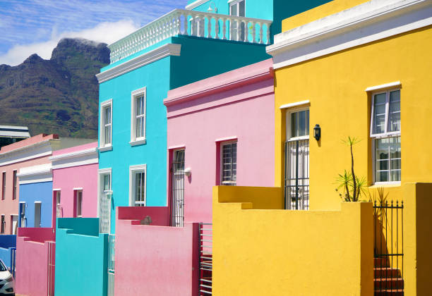 maisons lumineuses distinctives dans le quartier de bo-kaap au cap, afrique du sud - muslim cap photos et images de collection