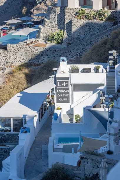 loucas on the cliff hotel at firá w santorini na południowych wyspach egejskich, grecja - fire log zdjęcia i obrazy z banku zdjęć