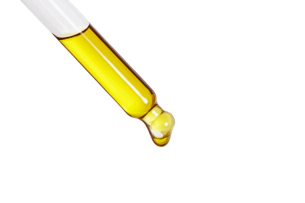 pipeta con aceite esencial aislado sobre fondo blanco. - aceite de masaje fotografías e imágenes de stock