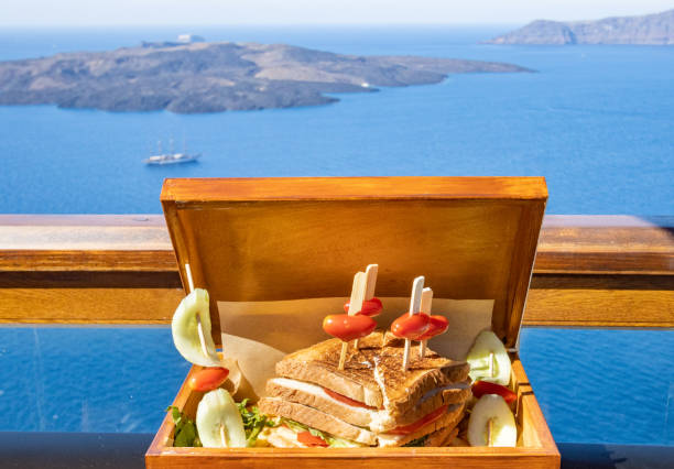 club sandwich à firá sur la caldeira de santorin dans les îles de la mer égée du sud, grèce - toast portion club sandwich cafe photos et images de collection