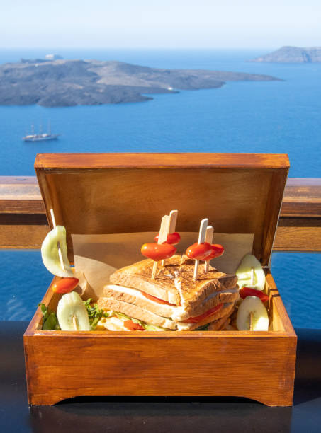 club sandwich à firá sur la caldeira de santorin dans les îles du sud de la mer égée, grèce - toast portion club sandwich cafe photos et images de collection