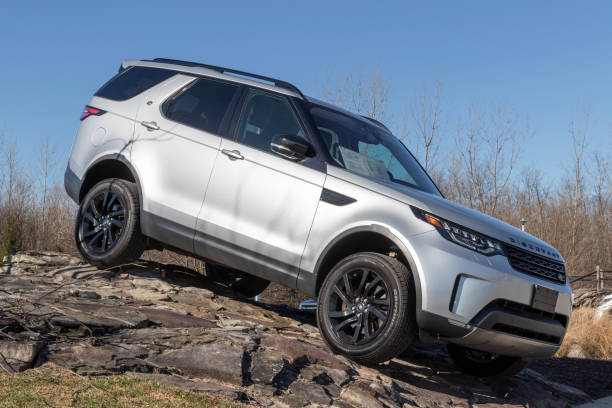 Land Rover Discovery off road display. Jaguar Land Rover is a subsidiary of Tata Motors. Indianapolis - Circa December 2021: Land Rover Discovery off road display. Jaguar Land Rover is a subsidiary of Tata Motors. evoque stock pictures, royalty-free photos & images