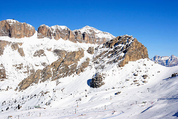 горнолыжный подъемник - dolomites ski lift winter ski track стоковые фото и изображения