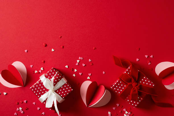 fondo rojo plano con regalo, corazones de papel, caja de regalo, día de san valentín, concepto de día de la madre - tarjeta del día de san valentín fotografías e imágenes de stock