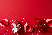 赤い背景フラットは、贈り物、紙の心、ギフトボックス、バレンタインデー、母の日のコンセプトと横たわって