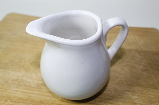 The use of a milk jug to serve breakfast is very common.