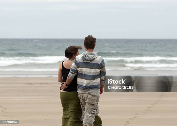 男性と女性で一緒にビーチ - 20-24歳のストックフォトや画像を多数ご用意 - 20-24歳, 2人, カップル