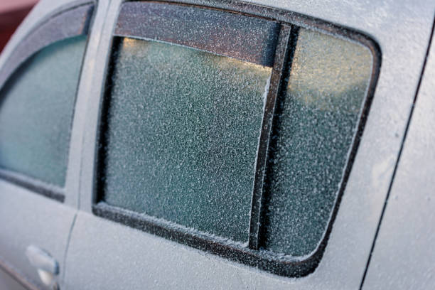 vitres latérales de voiture blanches recouvertes de givre avec déflecteurs en plastique - arrière-plan rapproché avec mise au point sélective - winter close up nature macro photos et images de collection