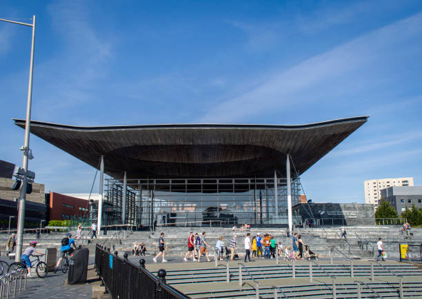 vista frontal de the senedd (edificio de la asamblea nacional de gales) en un día soleado. - cardiff wales bay uk fotografías e imágenes de stock