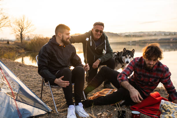 male bonding - camping tent offspring 60s imagens e fotografias de stock