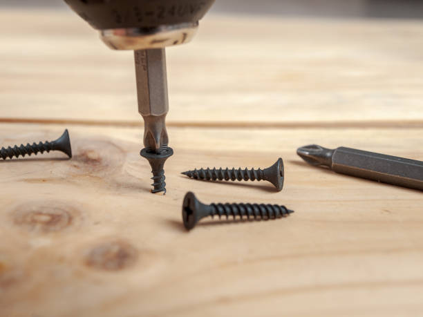 전기 드라이버, 드릴, 나사 클로즈업, 홈나무 보드로 뒤틀린 나사 - hardware store work tool carpentry home improvement 뉴스 사진 이미지