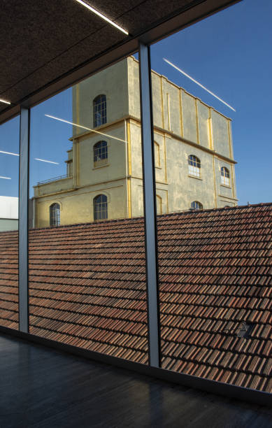 милан, италия: дом с привидениями, спроектированный ремом колхасом, покрытый слоем сусального золота, является одним из зданий ликеро-водоч - koolhaas стоковые фото и изображения