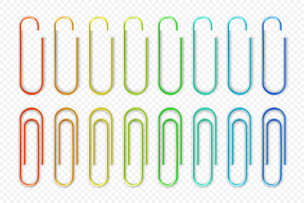 realistyczne kolorowe metalowe spinacze do papieru na tle w kratkę. uchwyt strony, segregator. ilustracja wektorowa - mail filter stock illustrations