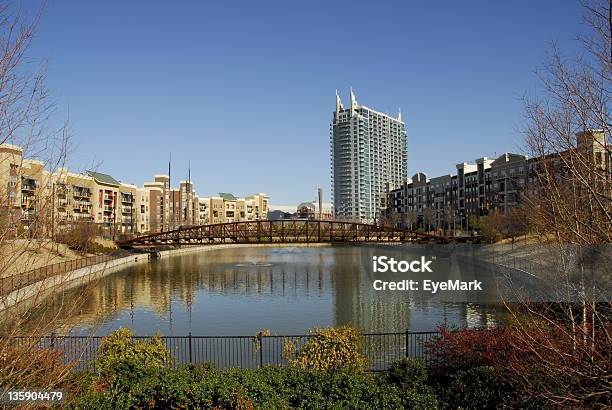 Nowoczesne Miasto Village - zdjęcia stockowe i więcej obrazów Atlanta - Atlanta, Hotel, Most - Konstrukcja wzniesiona przez człowieka