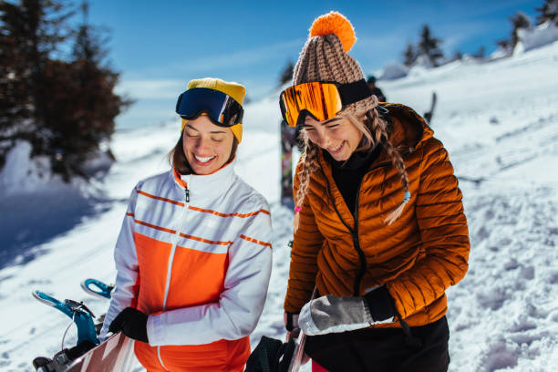 amare la montagna da quando erano bambini - skiing winter women snow foto e immagini stock