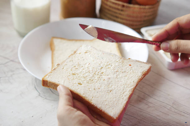 butteraufstrich auf einem brot aus nächster nähe - butter margarine fat bread stock-fotos und bilder